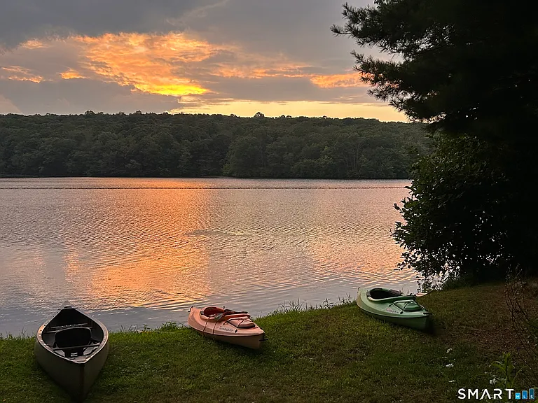 Lakefront Cottage on Pickerel Lake in Colchester