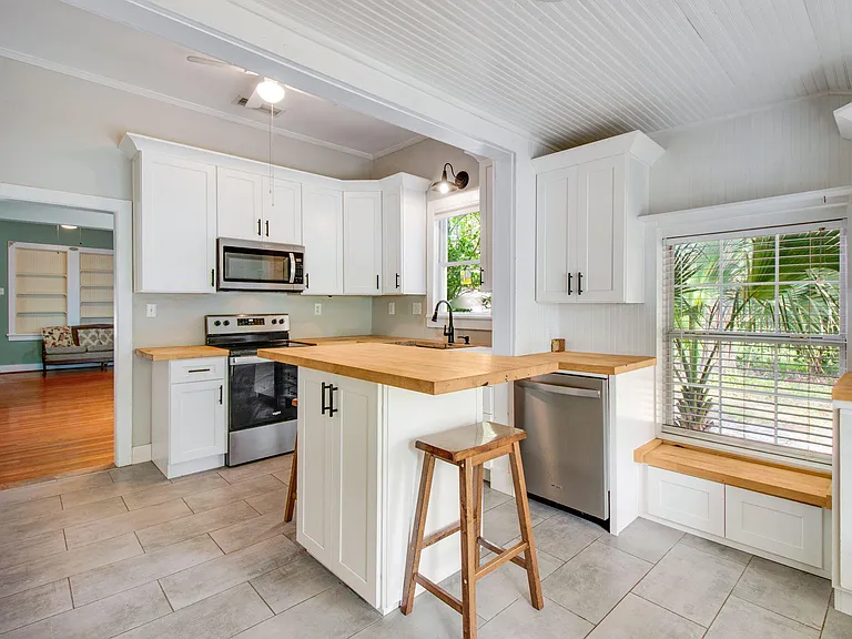 Updated 1918 Cottage on Lake Stanley in DeFuniak Springs