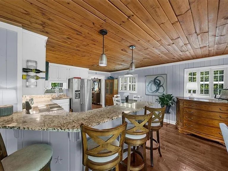 Lakefront Cottage on Lake Lanier in Flowery Branch