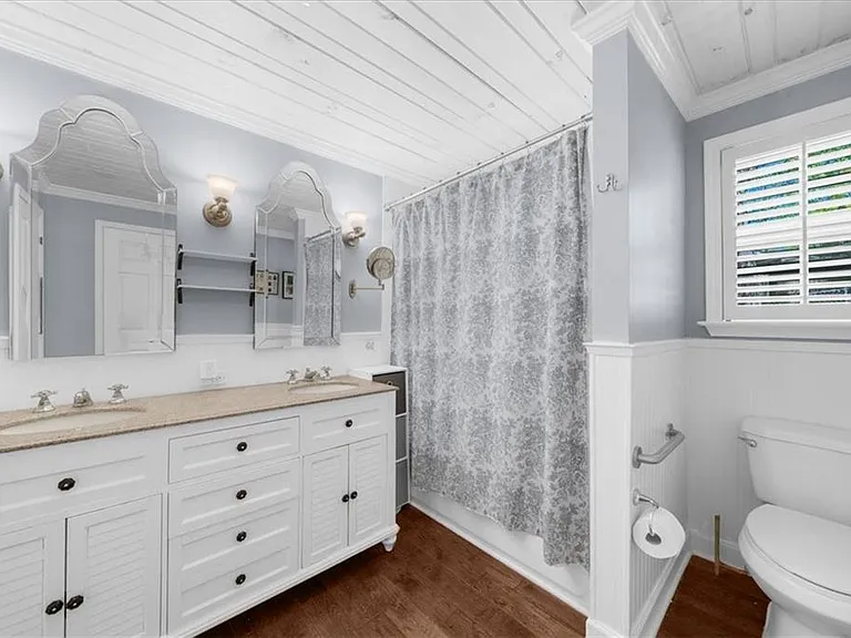 Lakefront Cottage on Lake Lanier in Flowery Branch