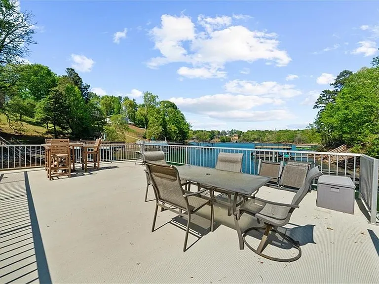 Lakefront Cottage on Lake Lanier in Flowery Branch