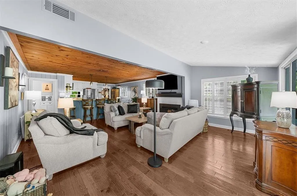 Lakefront Cottage on Lake Lanier in Flowery Branch
