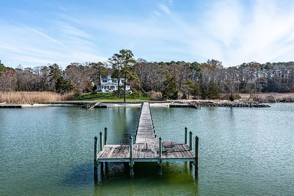 Pinetop Landing on Granville Bay in Lancaster County