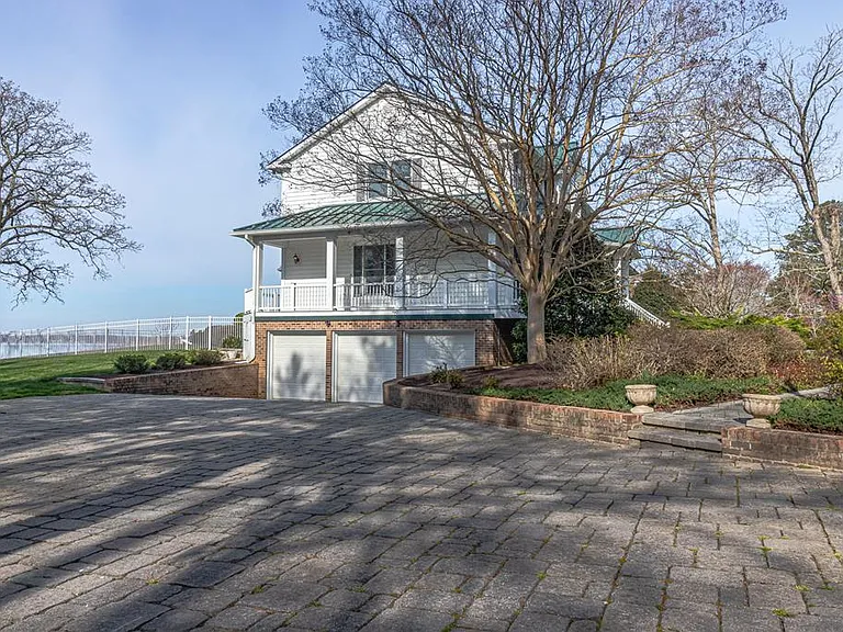 Pinetop Landing on Granville Bay in Lancaster County